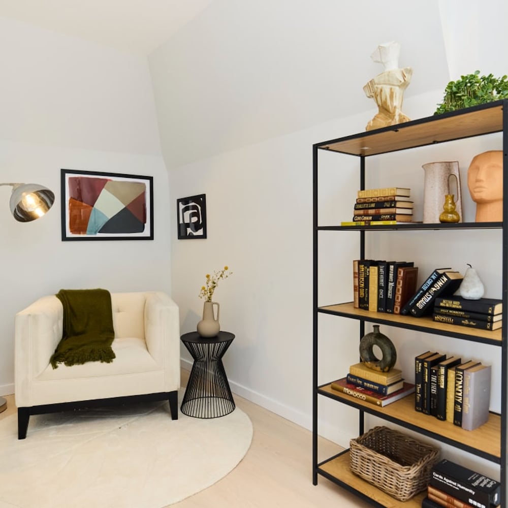 The Brondesbury Hideaway - Stylish 3bdr Flat With Balcony Parking