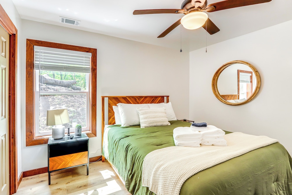 4 Mi to Dtwn Ellijay: Cabin w/ Pool & River Access