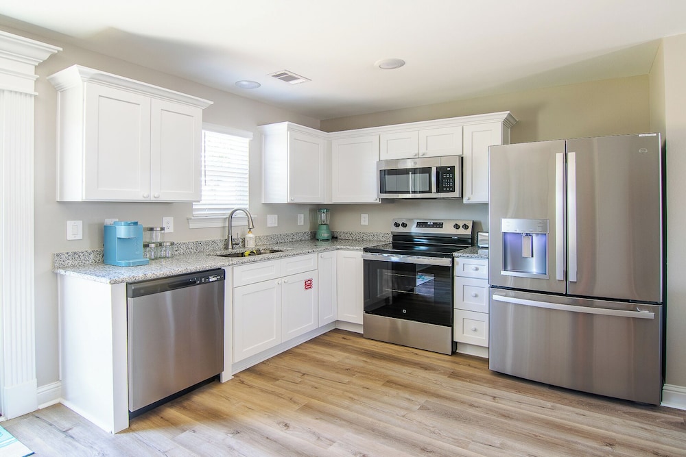 Stylish, Brand NEW 3 Bed Cottage, Beach Front, DOG Friendly!