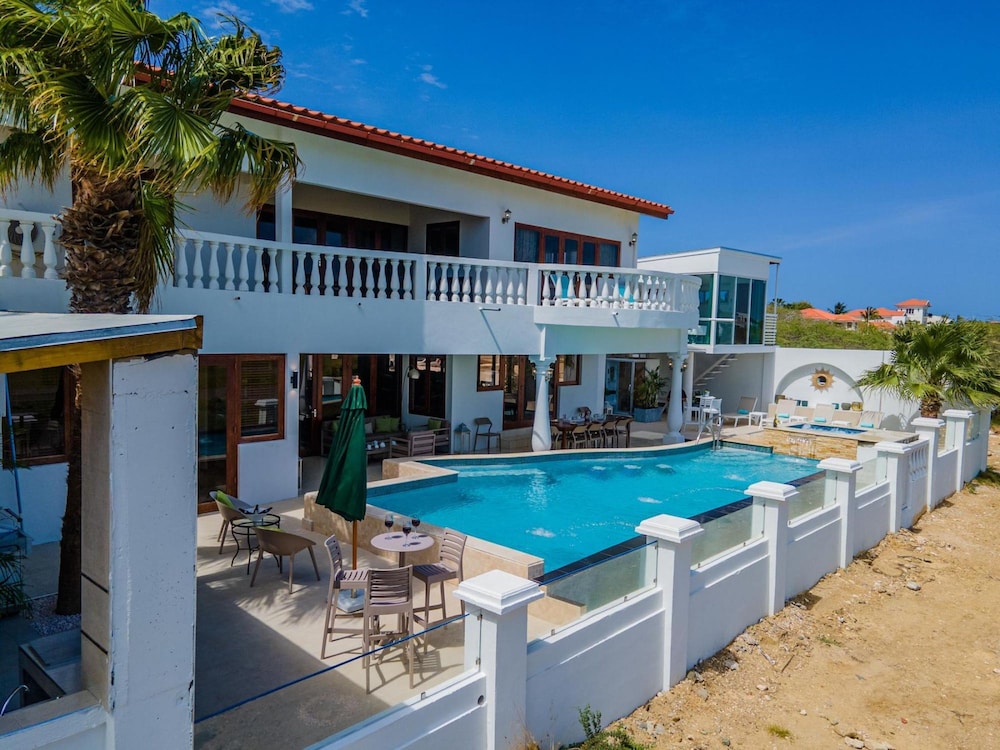 Villa Salina - 5BR w Pool Jacuzzi Sauna