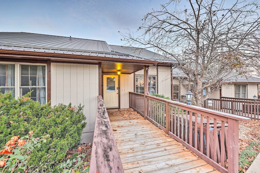 Hotel Holiday Island Escape w/ Panoramic Lake Views - Image 1