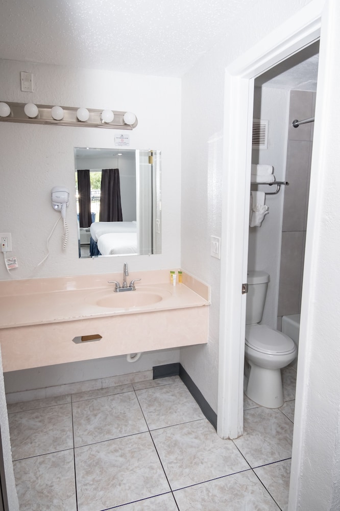 Altamonte Springs Vacations - Developer Inn Orlando North, a Baymont by Wyndham - Property Image 6