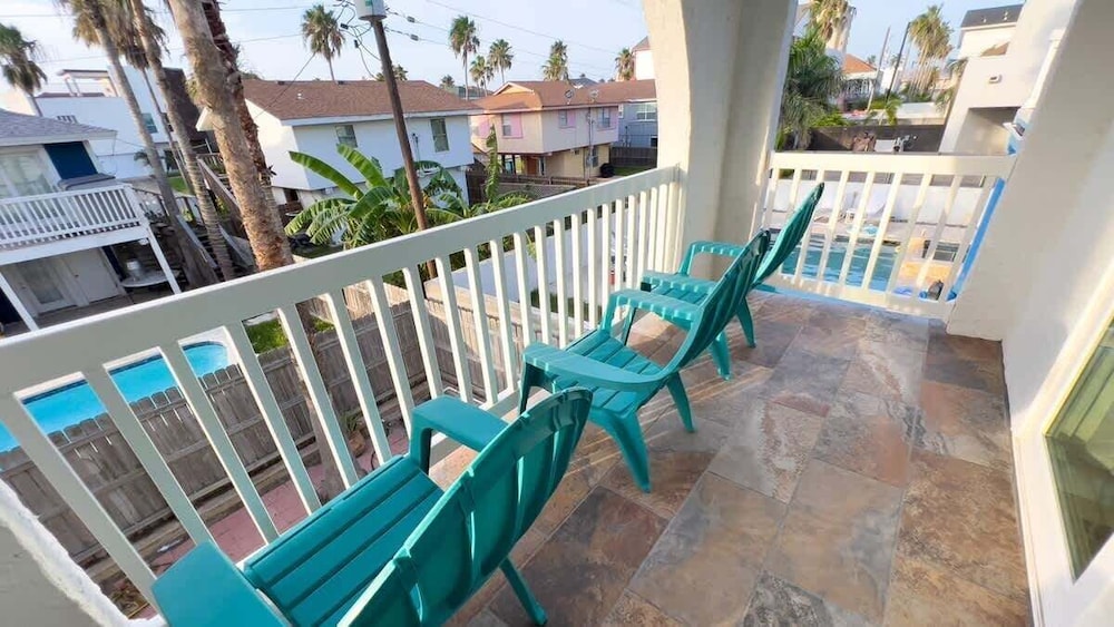 Fun Retro Island Vibe Sleeps 17 Beach 1 Block 4 Bedroom Home