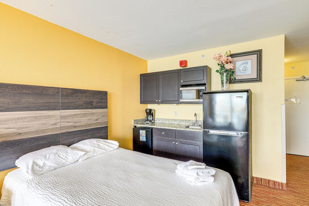 Pools & Spas: Beachfront Studio at Landmark Resort