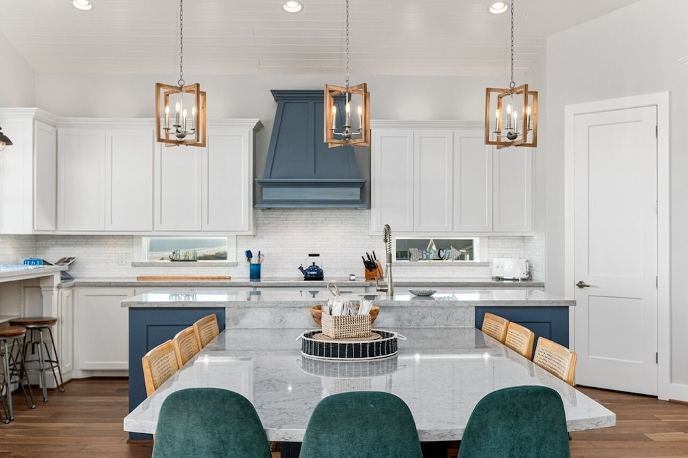 Deja Blue 5 Bedroom Home by RedAwning