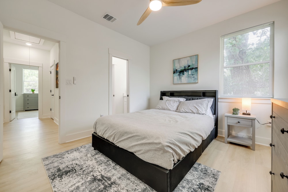 1/2 Mi to Schlitterbahn Waterpark: Home w/ Patio!