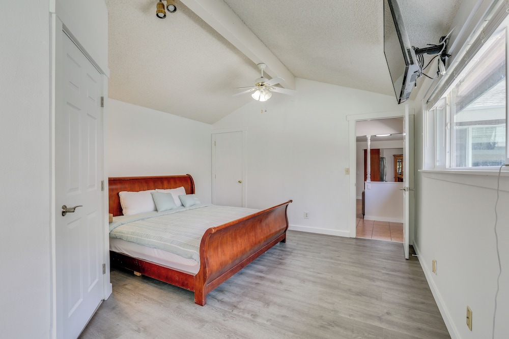 15 Mi to Dtwn Seattle! Home w/ Fun Outdoor Space