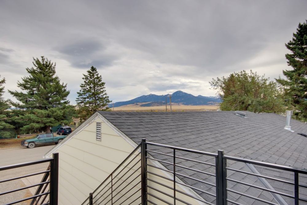 Mtn-view Gem w/ Grill: 2 Mi to Dtwn Livingston view 2
