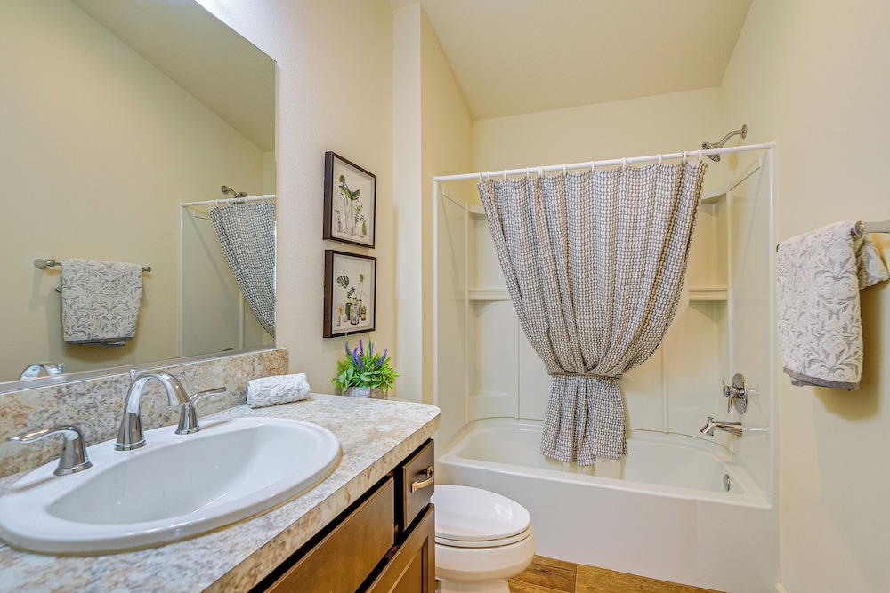 Golf, Shop & Unwind: Lovely Home in The Villages!