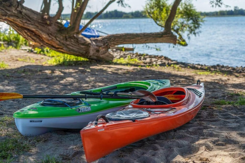 County Lakehouse - The Perfect Spot in PEC