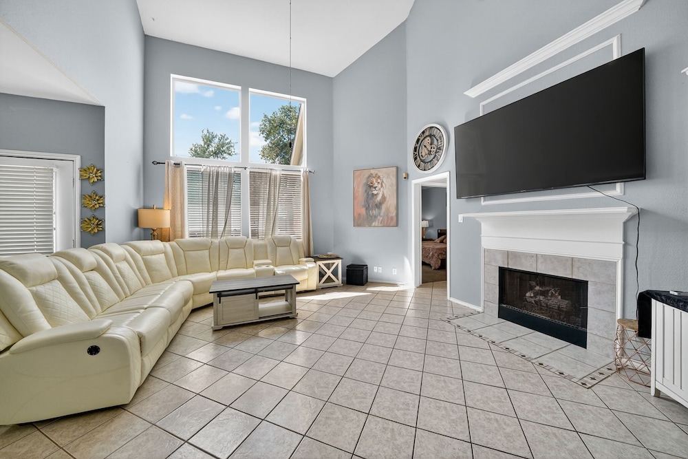San Antonio Oasis Hot Tub & Pool Access 4 Bedroom Home