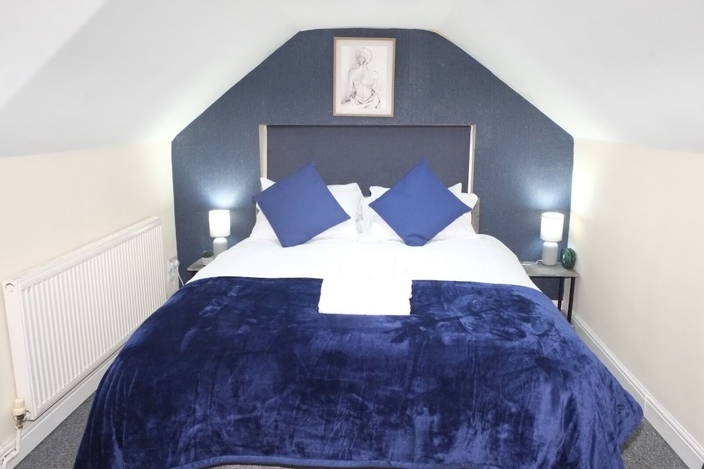 Nottingham 5-br, Sleeps 11 w/ Garden & Parking