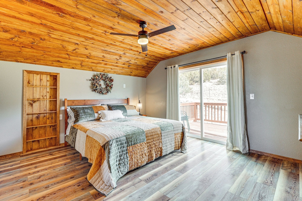 3 Mi to Trails: Secluded Eagar Cabin w/ Mtn Views!