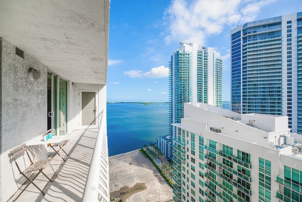 Sky High 31st Floor Condo W Parking