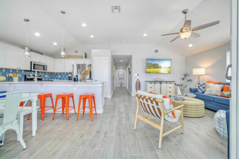 Sleeps 21, 2 Homes Private Pool, Patio Lounge w/ Fire Pit, Bar, TV, & Games