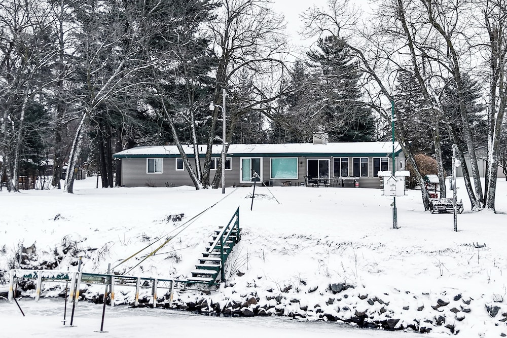Waterfront Petenwell Lake Home w/ Private Dock