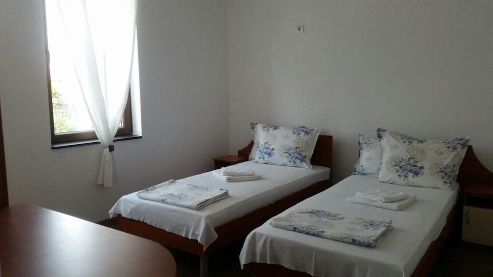 Inviting 1-bed Apartment in Aleksandrovo view 3