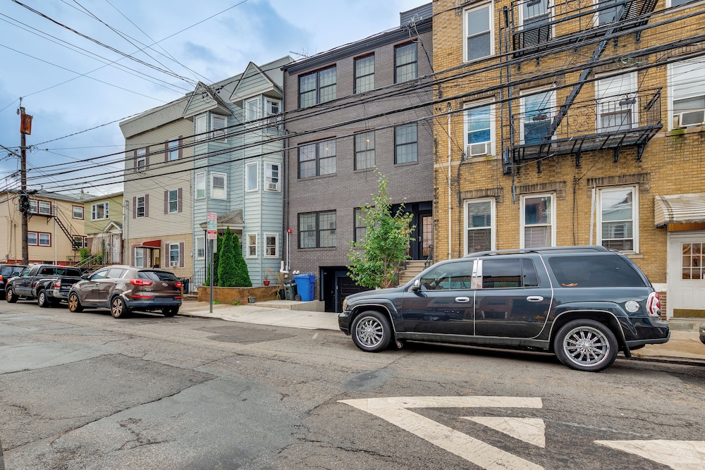 Walk to Journal Square: Modern Apt ~ 4 Mi to Nyc! view 2