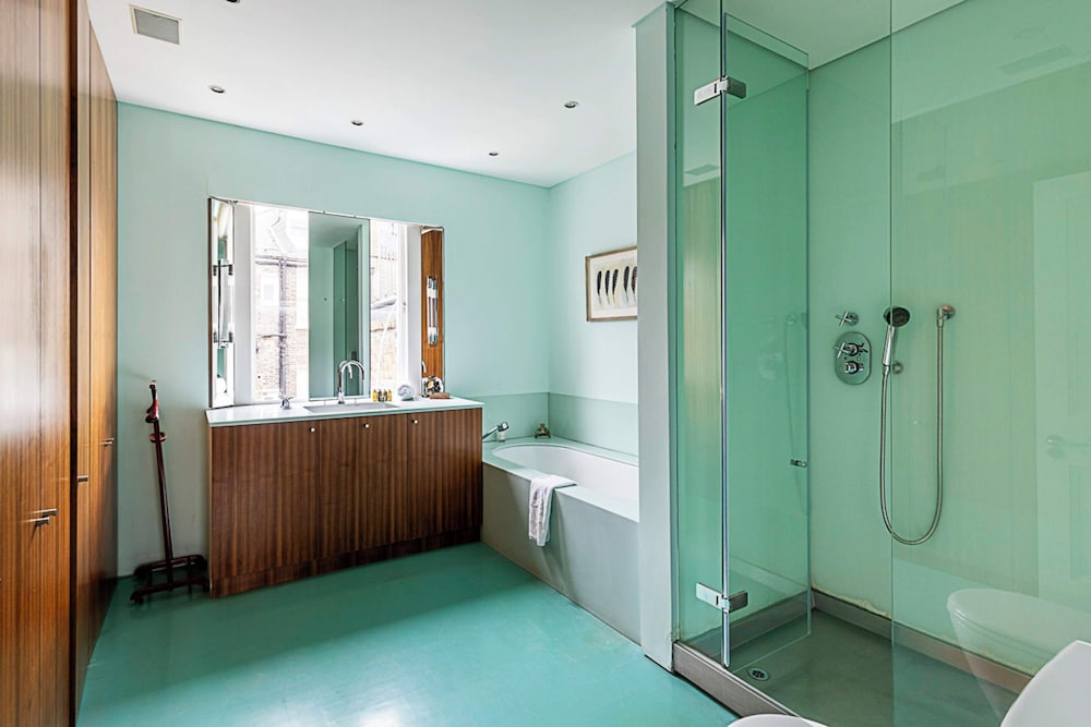 London Luxe Retreat: 5-bed Gem