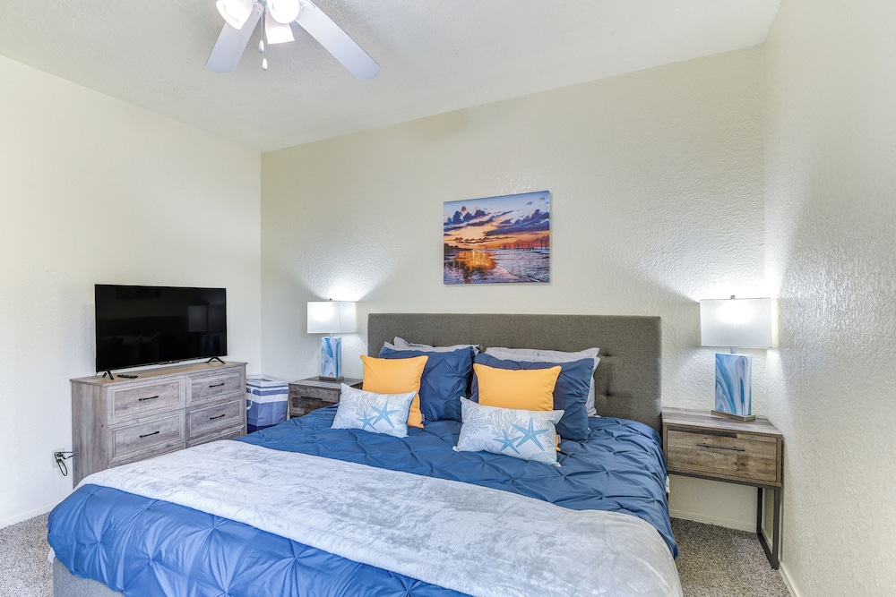East End Galveston Condo w/ Pool, 1 Mi to Beach!