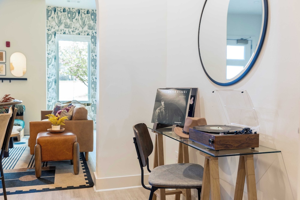 Sleeps 24, 2 Units Mins to Downtown Outrider by Avantstay