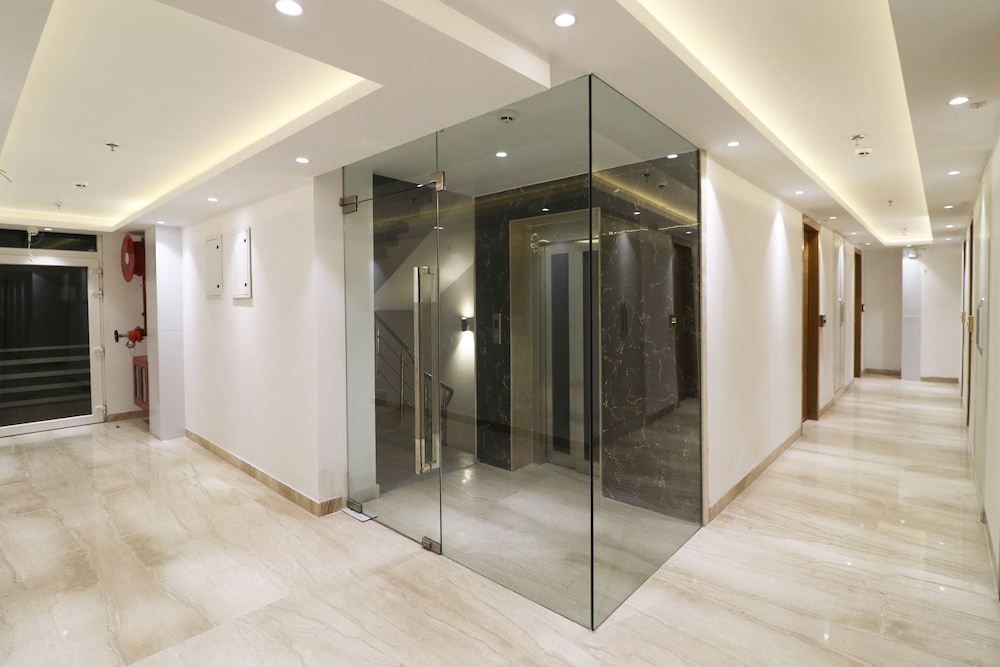 Capital O 10824 Hotel Star Suites