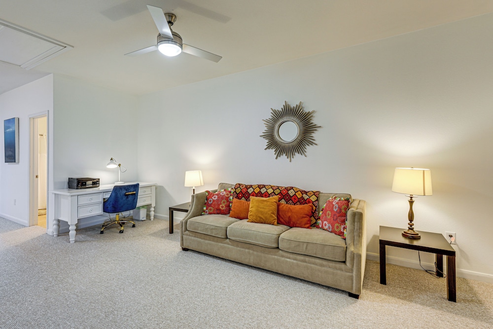 5 Mi to Lake Travis: Pet-friendly Home w/ Yard!
