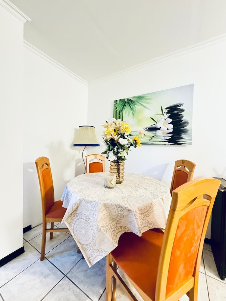 7 private Rooms in a spacious Villa