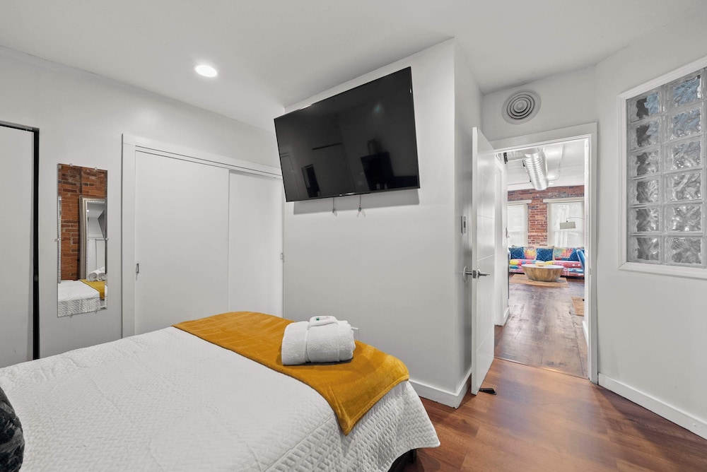 Short North Lounge Stay for 2