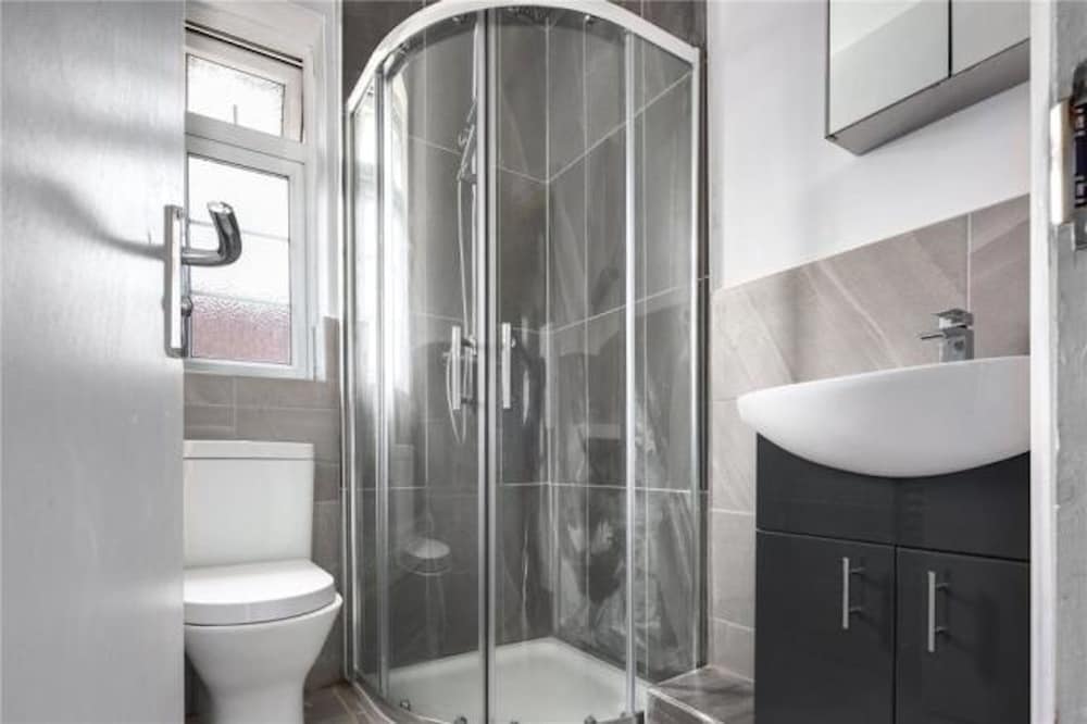 Limehouse Townhomes A 4-bedroom 3-bathroom Townhome With a Private Garden