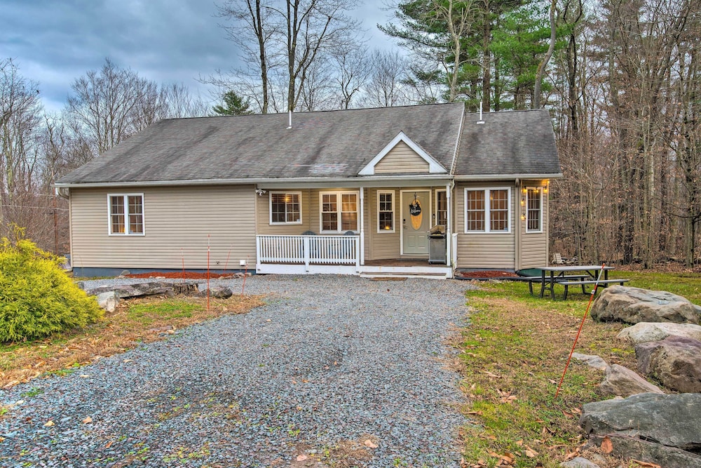 Beautiful Pocono Lake Cottage w/ Game Room! view 3