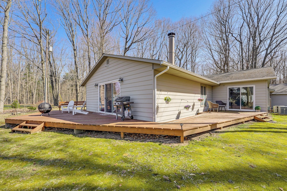 3 Mi to Duck Lake State Park: Home w/ Deck!