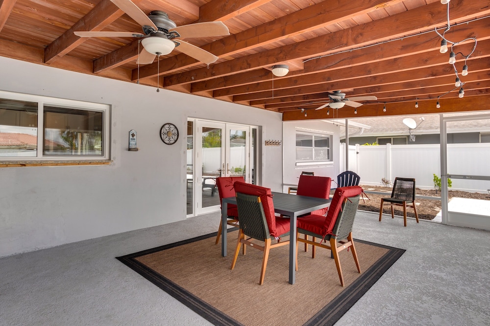 Tropical Florida Abode w/ Pool  Screened-in Patio - Property Image 6