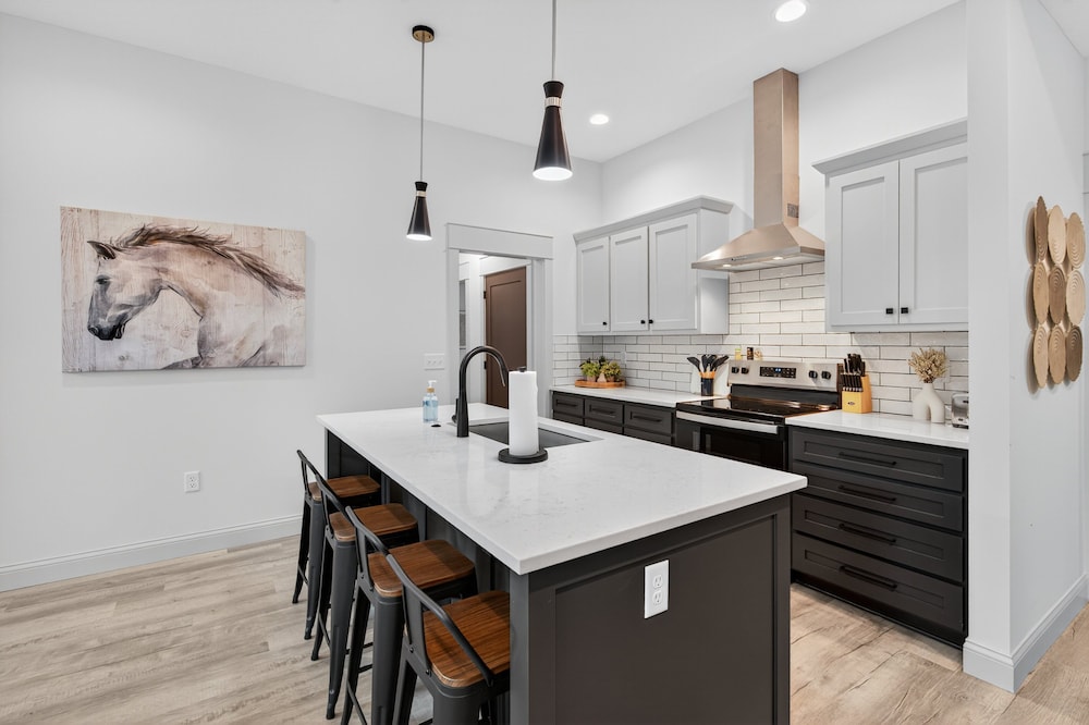 Plush & Roomy - Perfect For All Ages Near Ku & Kc 3 Bedroom Duplex