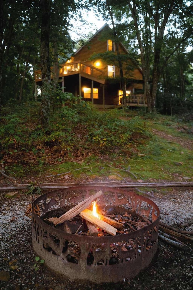Cheerful Two Bdrm Cabin With Hot Tub & Pet Friendly