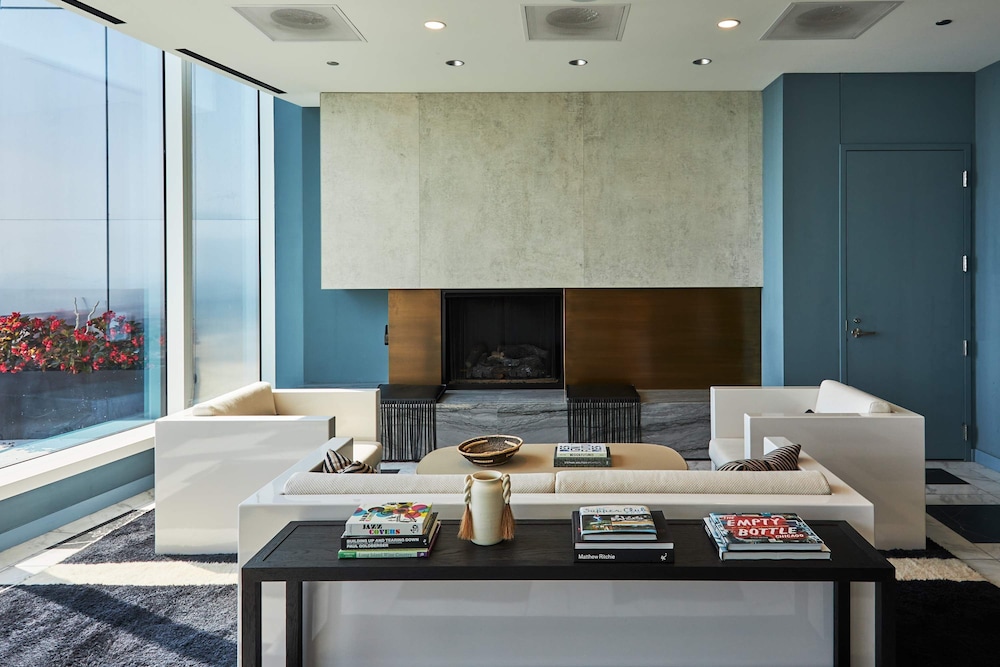 High-rise 65 Fl Apt w Lux Amenities Lake Views