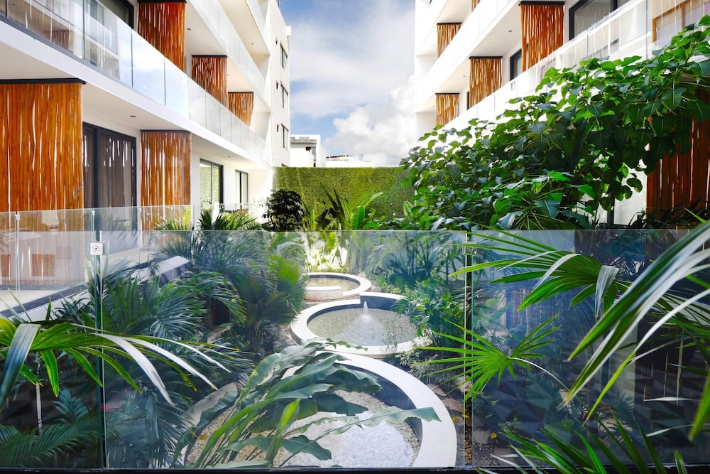 Central Modern 1 BR W Rooftop Pool and Ocean View view 3