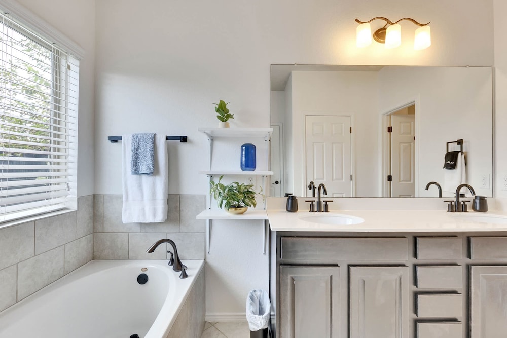 Luxury 4BR 2 5BA Home EV Charger Pool Access
