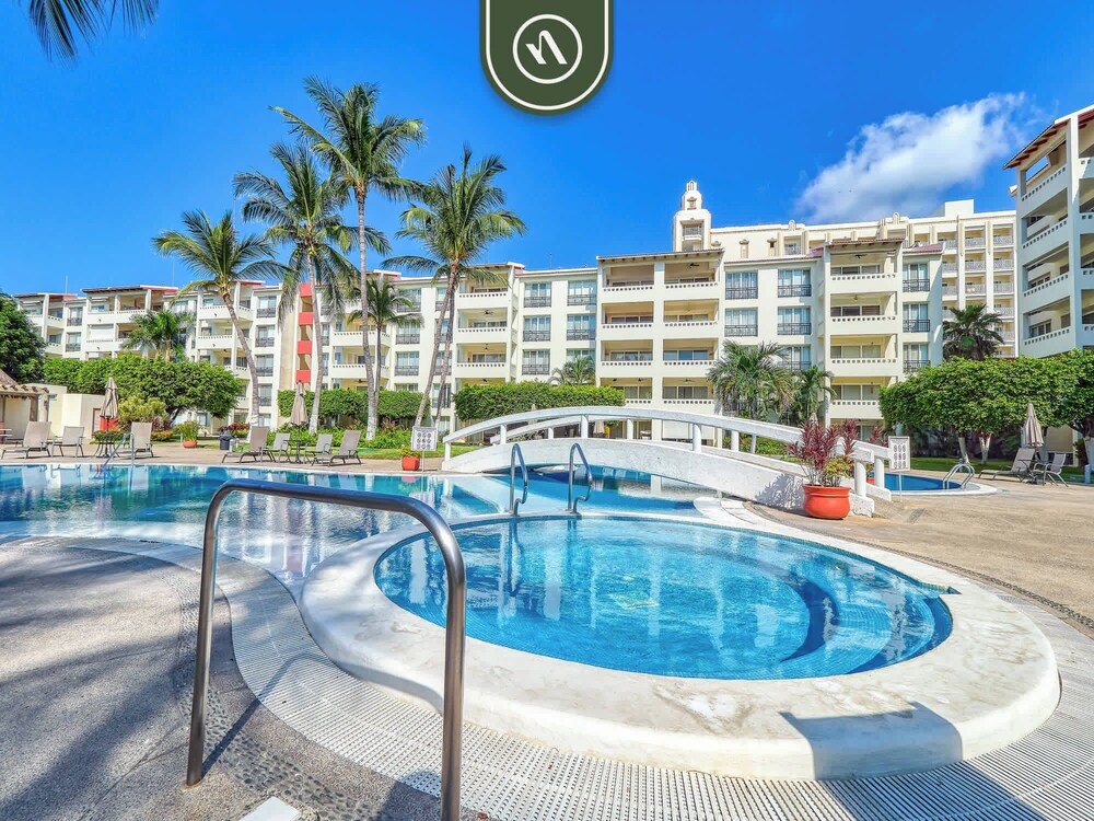Oceanview 4 BR Condo - Pool - Beach - Terrace