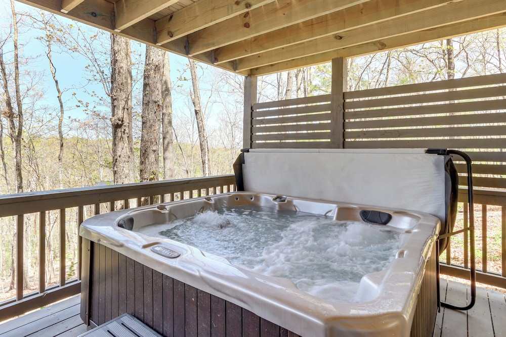3 Mi to Dtwn: Blue Ridge Cabin w/ Hot Tub & Views