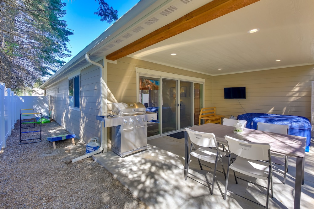 Pet-friendly Oldtown Retreat: Hot Tub  Kayaks! - Property Image 7