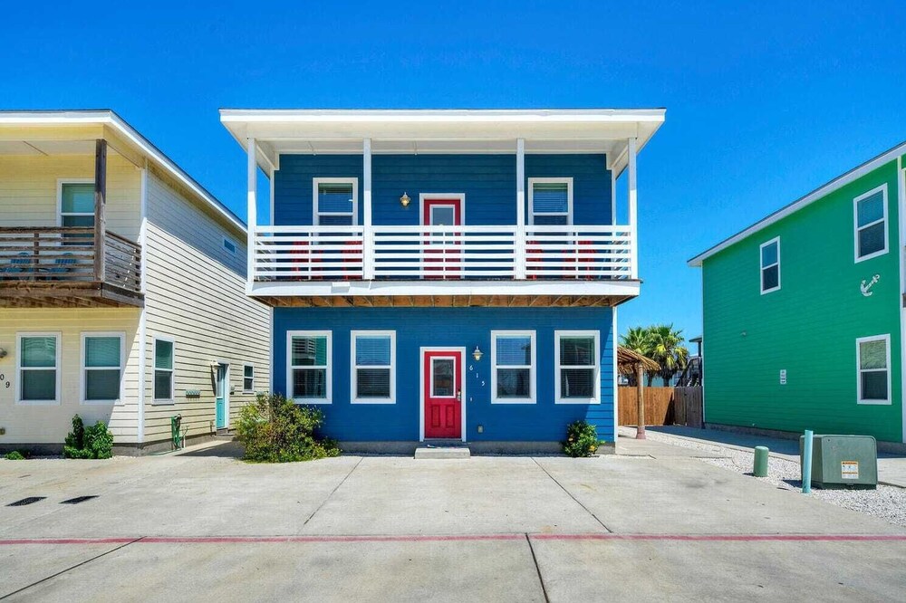 Sleeps 24, 2 Homes Pool, Backyard Tiki Bar, Fire Pit, Cornhole Walk to Beach