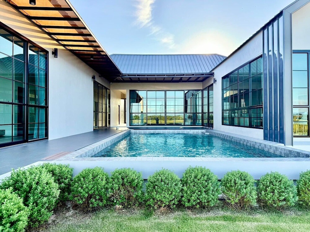 Chomnok Chomna Pool villa
