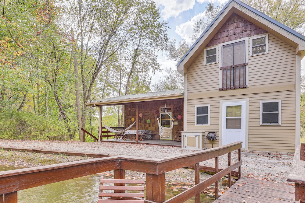 Cottage By the Pond: Serene Northeast Ohio Retreat
