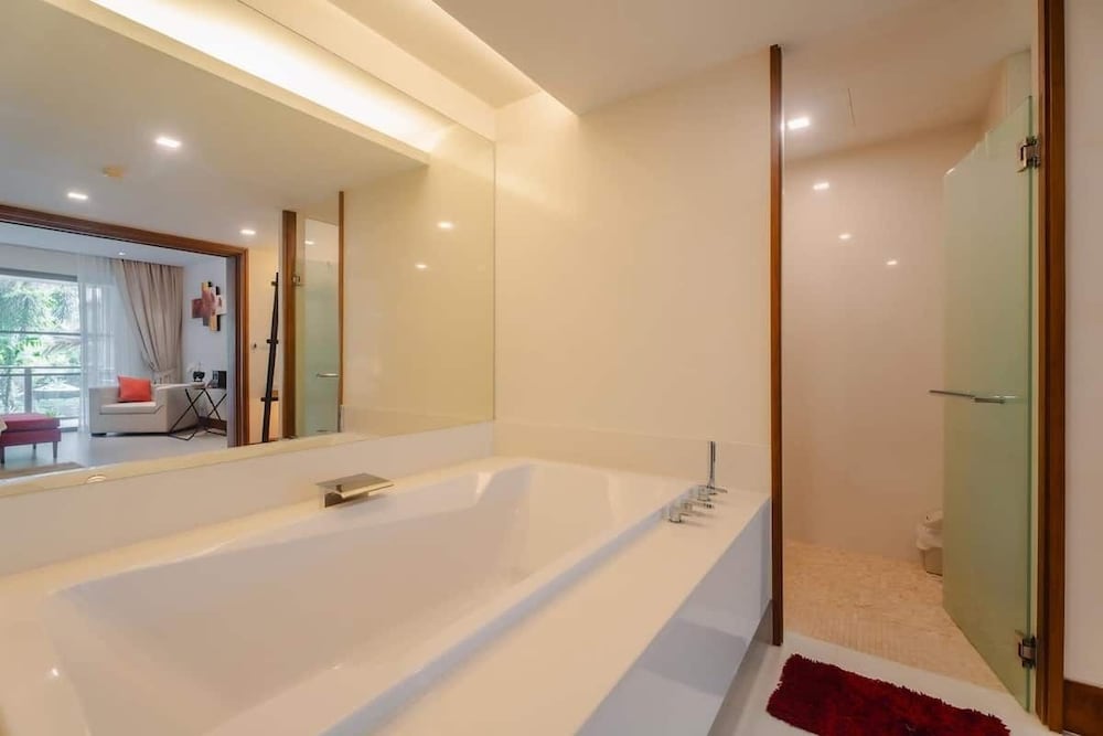 Elegant Beachfront 3BR Condo at Pearl of Naithon