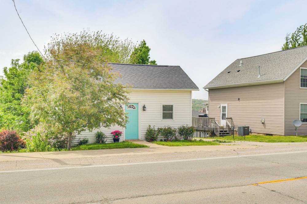 Mississippi River Retreat w/ Views: Walk to Water
