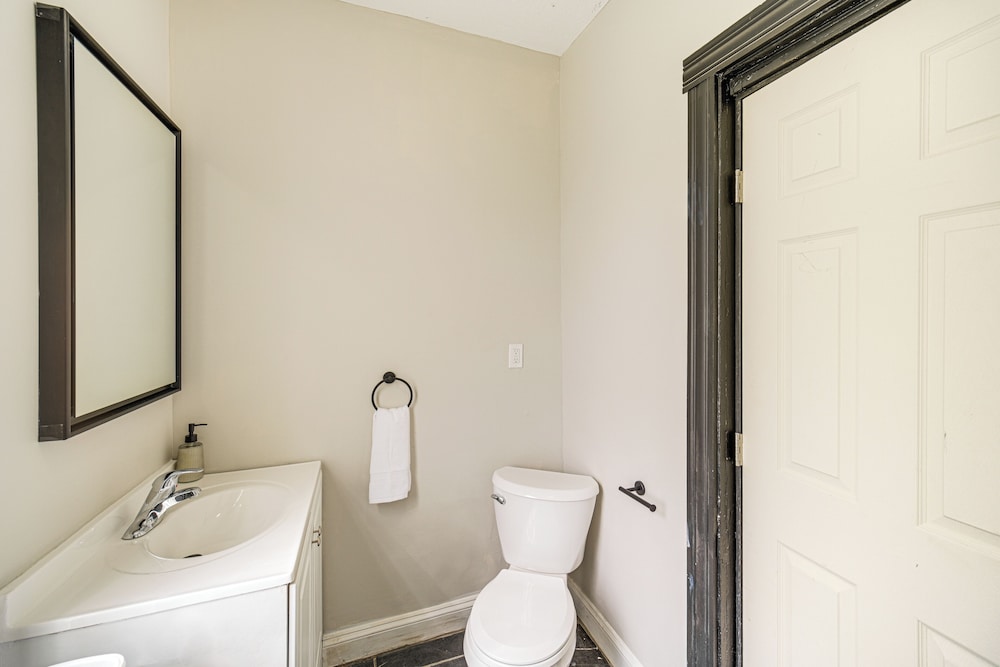 4 Mi to Dtwn: Modern Retreat w/ Yard in Cleveland