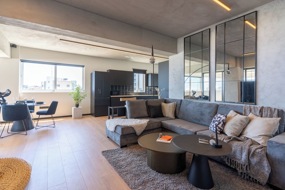 The Penthouse - 3BR Seaview in Larnaca