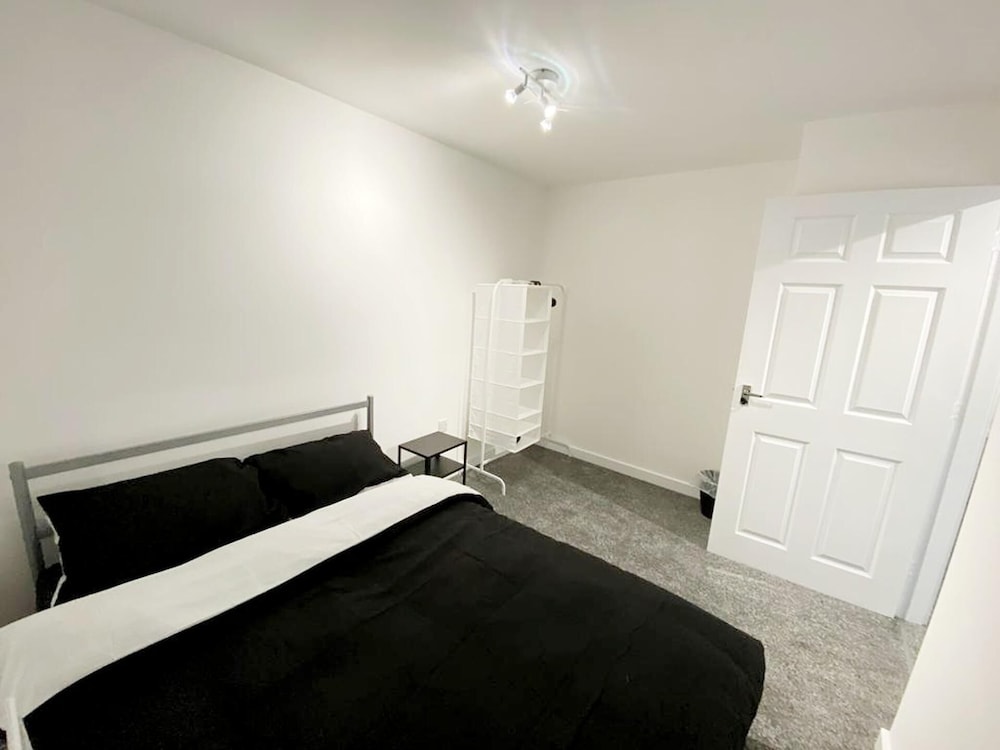 Remarkable 3-bed House in Sheffield view 4