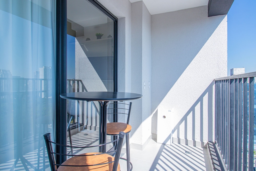 Studio Elegante com Varanda e Tima Localiza o